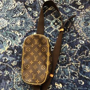 AUTHENTIC Louis Vuitton pochette gange bag